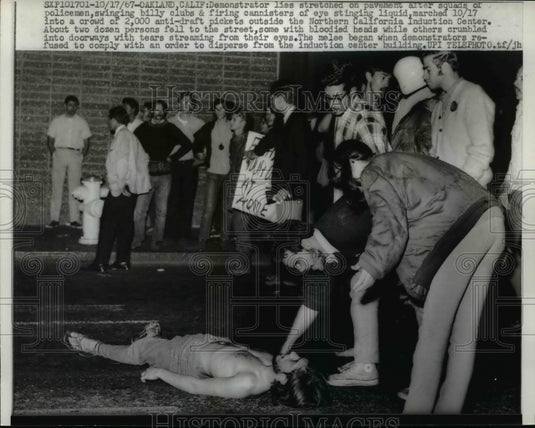 1967 Press Photo Demonstrators of Anti-Draft lies stretched on pavement in Calif