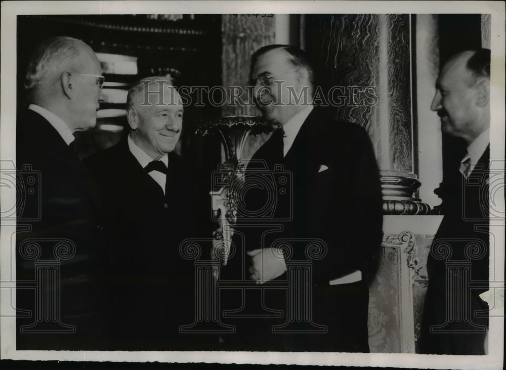 1938 Press Photo Member of Commission settling Mexico and American Property