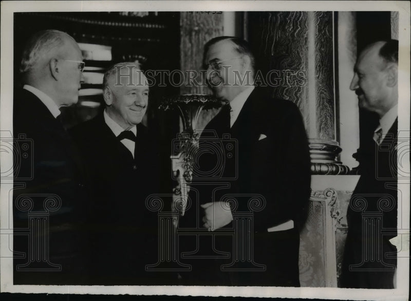 Load image into Gallery viewer, 1938 Press Photo Member of Commission settling Mexico and American Property
