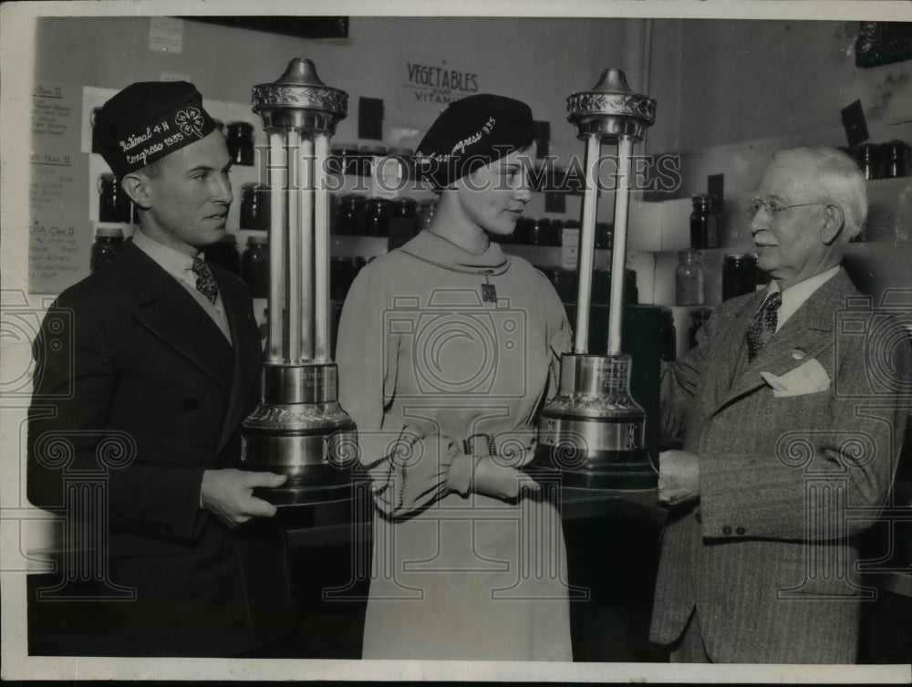 1935 Press Photo William E.Hamilton and Romayne Tate receive Roosevelt Trophies