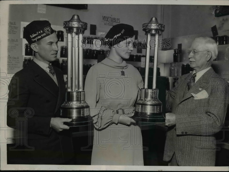 Load image into Gallery viewer, 1935 Press Photo William E.Hamilton and Romayne Tate receive Roosevelt Trophies
