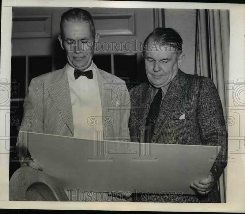Load image into Gallery viewer, 1941 Press Photo B. Somervell Views Plan of New War Department With Bergstrom

