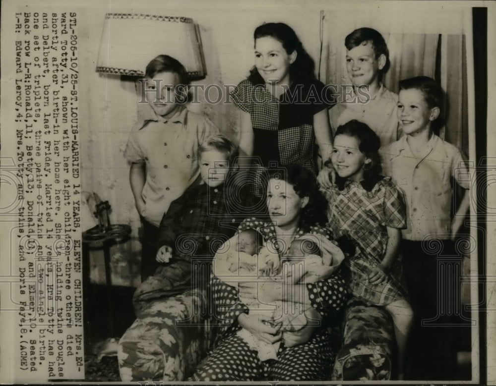 1949 Press Photo Mrs. Edward Totty with 1 Set Triplets, 3 Sets Twins, St. Louis