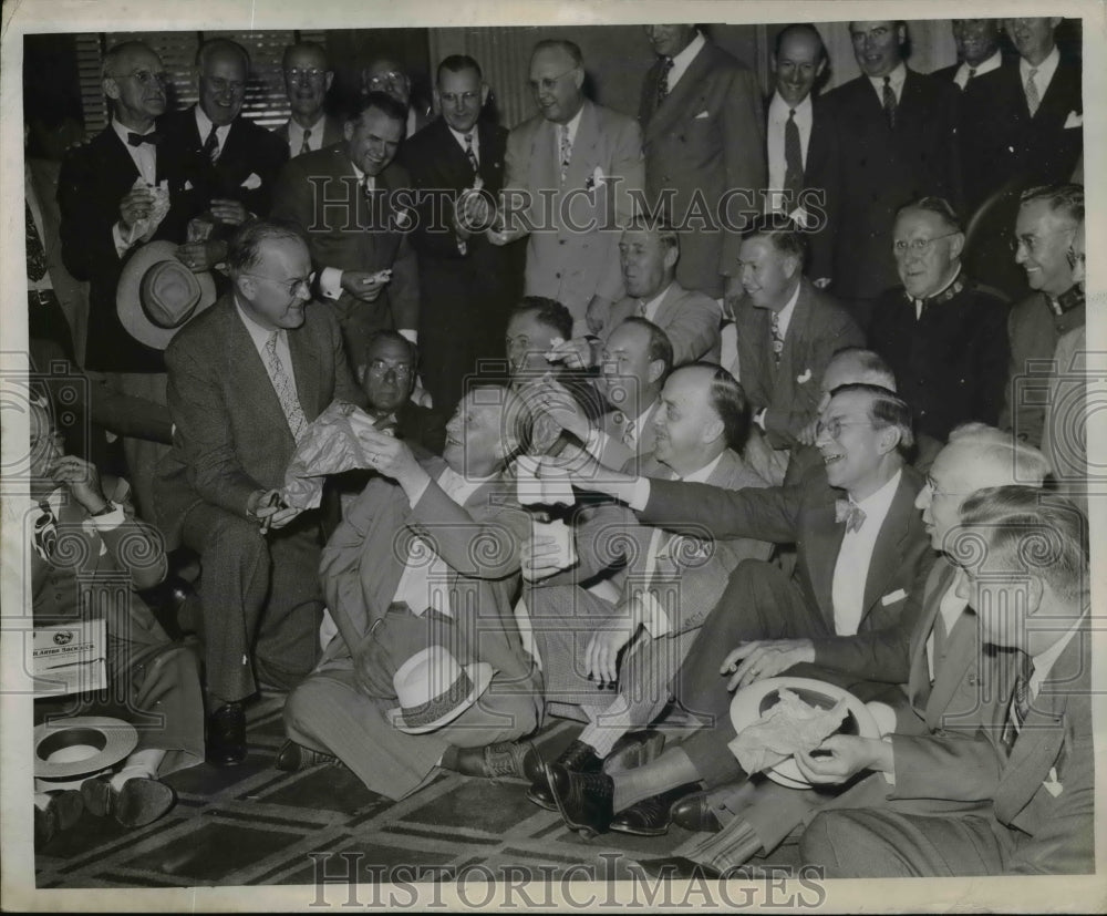 1944 Press Photo Lunch Interrupted By Strike of Elevator Operators - nef13097