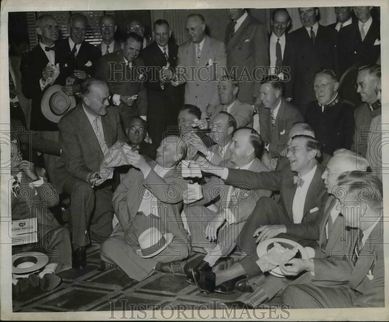 Load image into Gallery viewer, 1944 Press Photo Lunch Interrupted By Strike of Elevator Operators - nef13097
