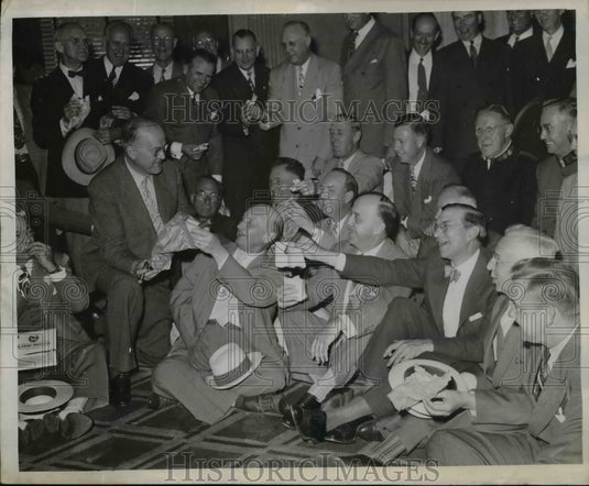 1944 Press Photo Lunch Interrupted By Strike of Elevator Operators - nef13097