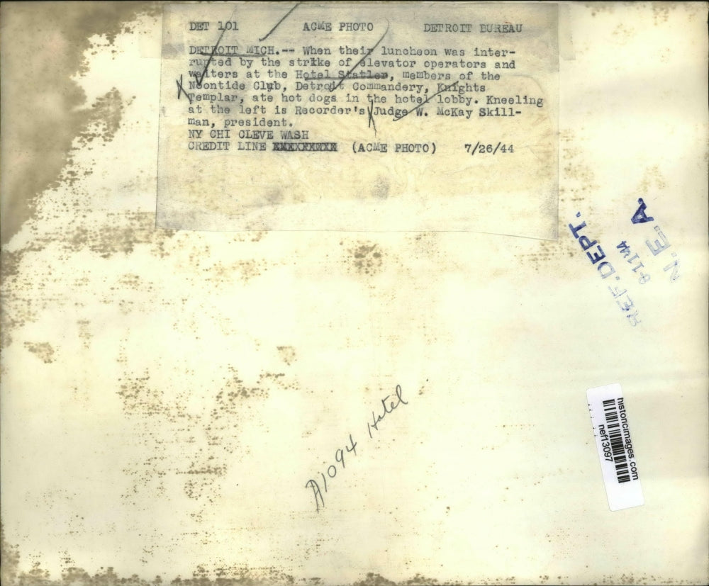 1944 Press Photo Lunch Interrupted By Strike of Elevator Operators - nef13097