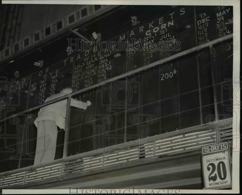 Load image into Gallery viewer, 1939 Press Photo Largest Grain Mart Is Seeing Wheat Soar Above a Dollar a Bushel
