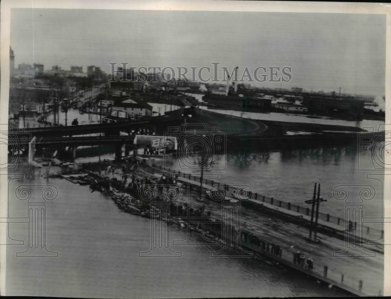 Load image into Gallery viewer, 1950 Press Photo Winnipeg, Manitoba Red River Flooding - nef13132
