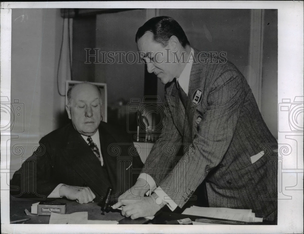 1942 Press Photo W Jeffers (L) Receives Complimentary &quot;Speed Warden&quot; For His Car- Historic Images