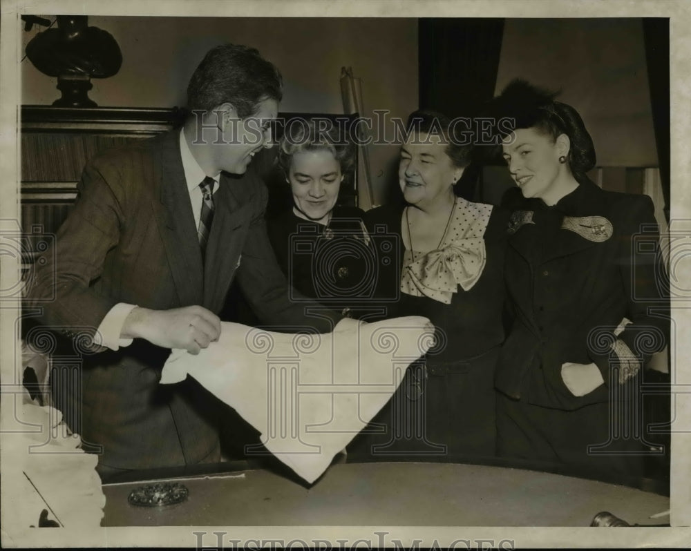 1945 Press Photo Diaper Shortage Meeting in Washington D.C. - nef13274