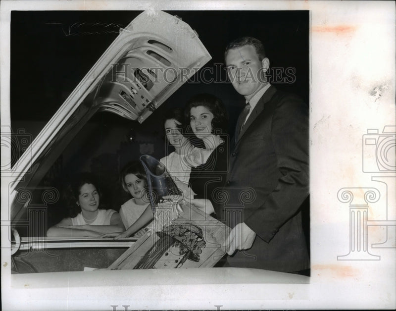 Load image into Gallery viewer, 1966 Press Photo Luci Baines Johnson &amp; Husband Pat Nugent, Car w Wedding Gifts
