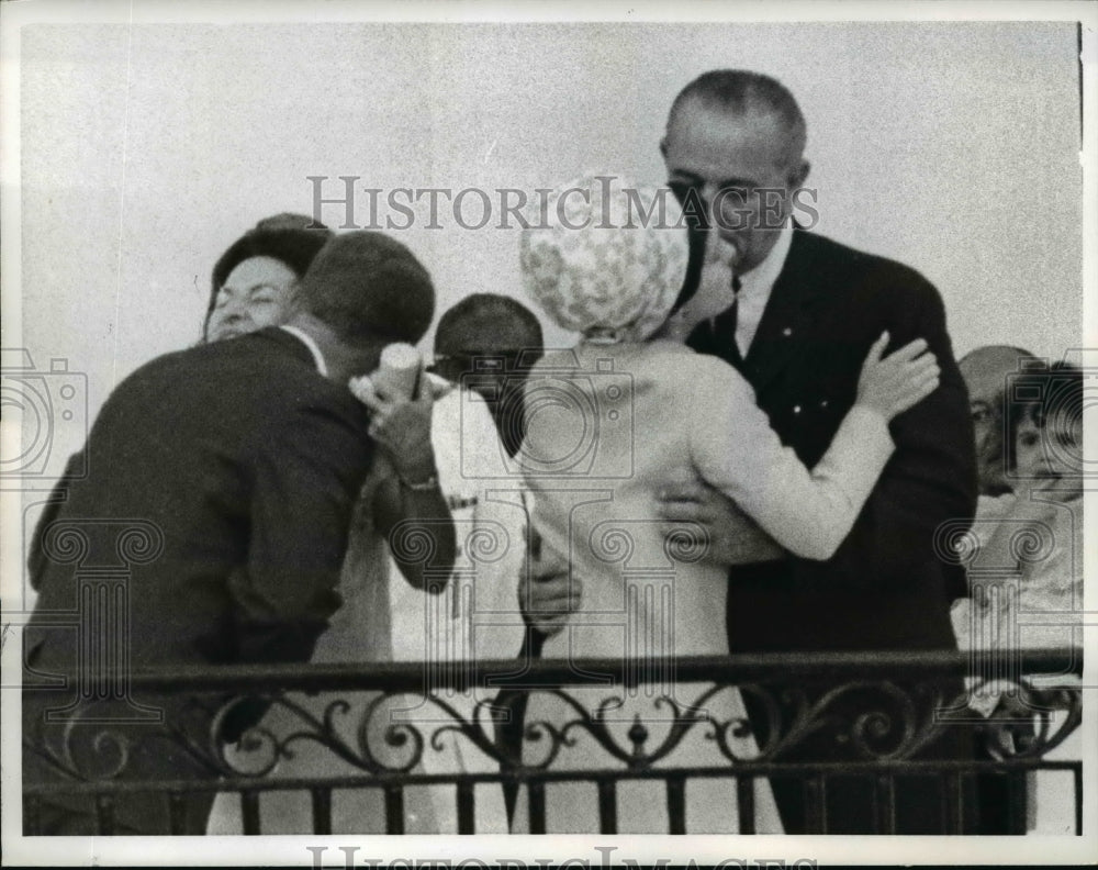 1966 Press Photo Lyndon B. Johnson Kissing Daughter Luci Before Honeymoon, D.C.