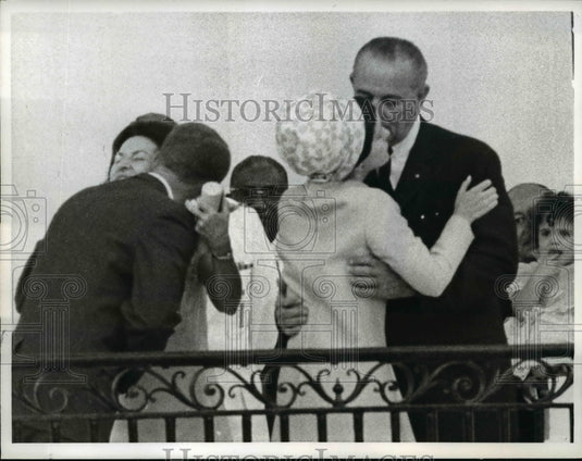 1966 Press Photo Lyndon B. Johnson Kissing Daughter Luci Before Honeymoon, D.C.
