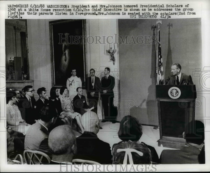 Load image into Gallery viewer, 1968 Press Photo President, Mrs. Johnson honored Presidential Scholars of 1968
