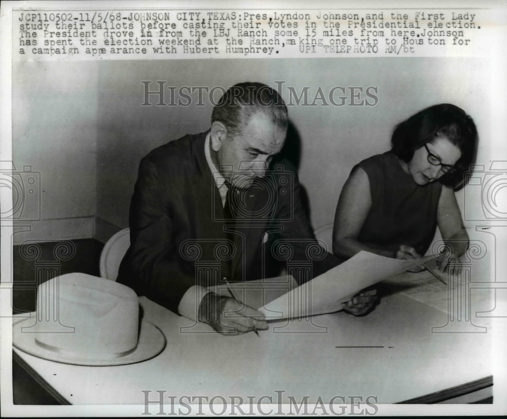 1968 Press Photo Lyndon B. Johnson & Lady Bird Study Ballots in Johnson City