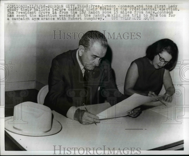 Load image into Gallery viewer, 1968 Press Photo Lyndon B. Johnson &amp; Lady Bird Study Ballots in Johnson City
