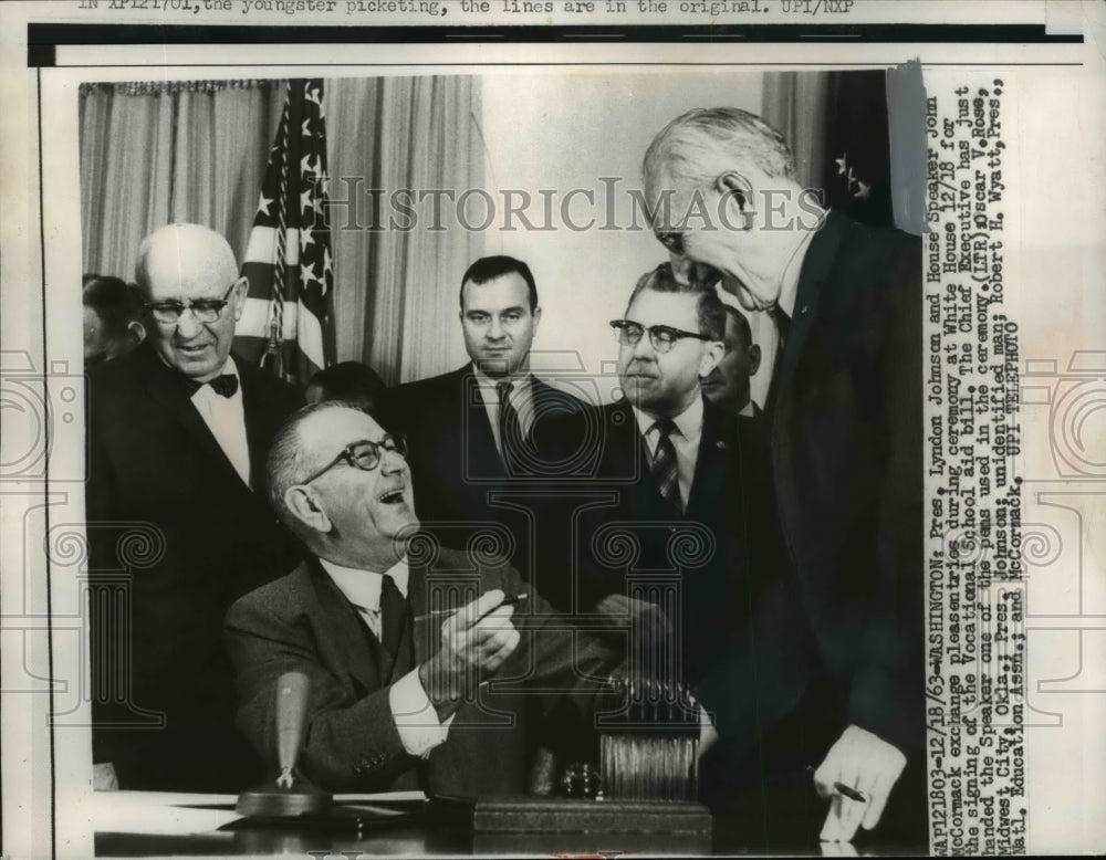 1963 Press Photo Lyndon B. Johnson Signing Vocational School Aid Bill