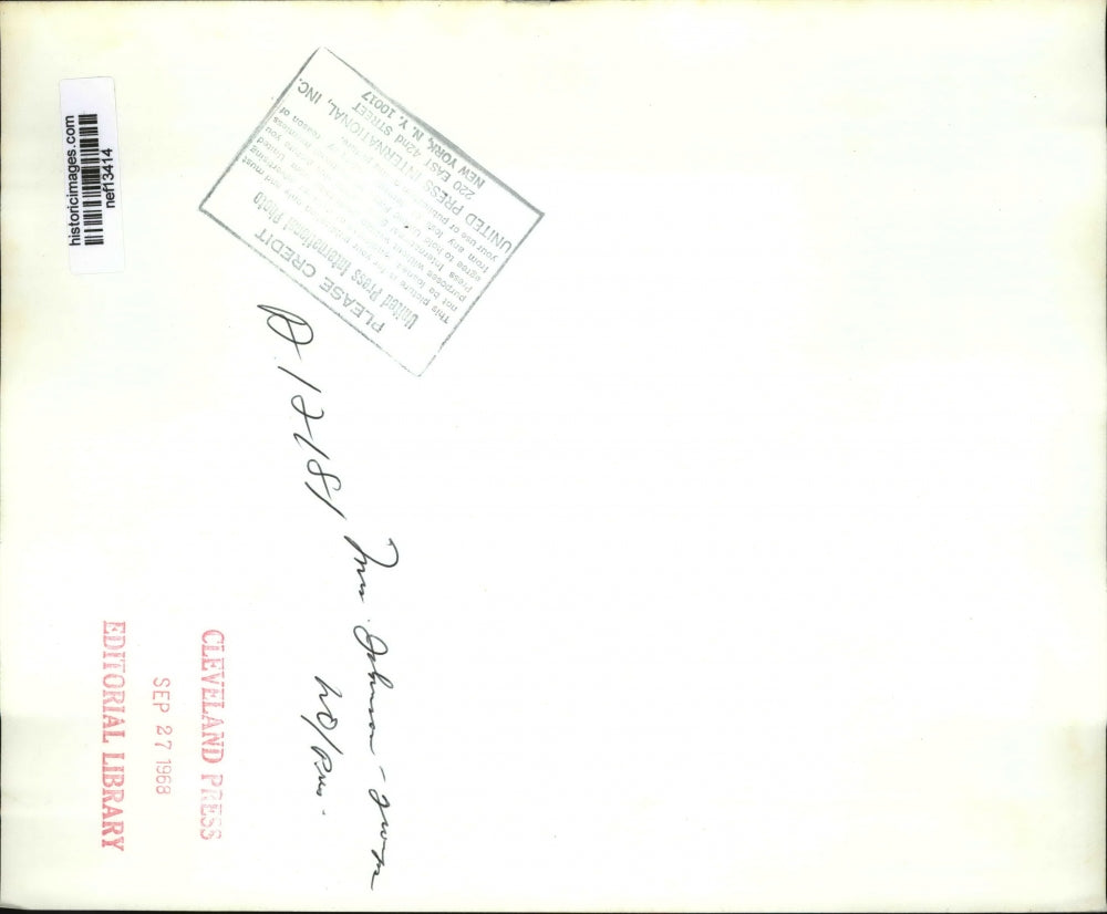 1968 Press Photo Lady Bird Johnson Kissed on Cheek by Bruce Solomonson