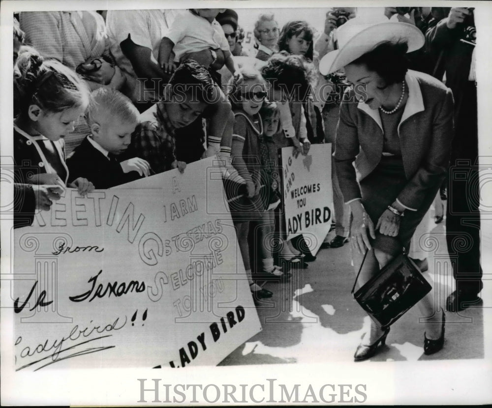 1966 Press Photo Lady Bird Johnson Reading Sign at Big Bend National Park