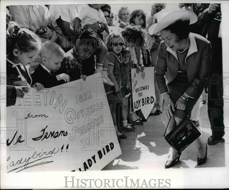 Load image into Gallery viewer, 1966 Press Photo Lady Bird Johnson Reading Sign at Big Bend National Park
