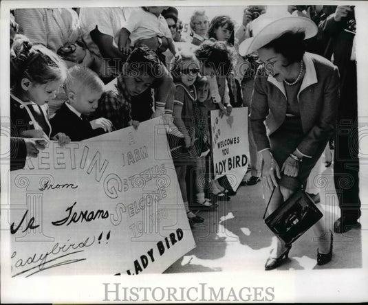 1966 Press Photo Lady Bird Johnson Reading Sign at Big Bend National Park