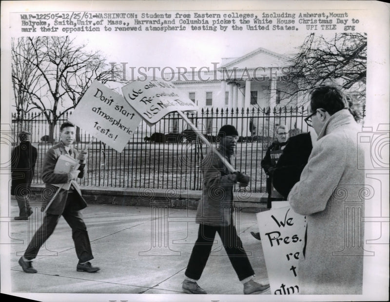 Load image into Gallery viewer, 1961 Press Photo Atmospheric Testing Student Picket at White House Christmas Day
