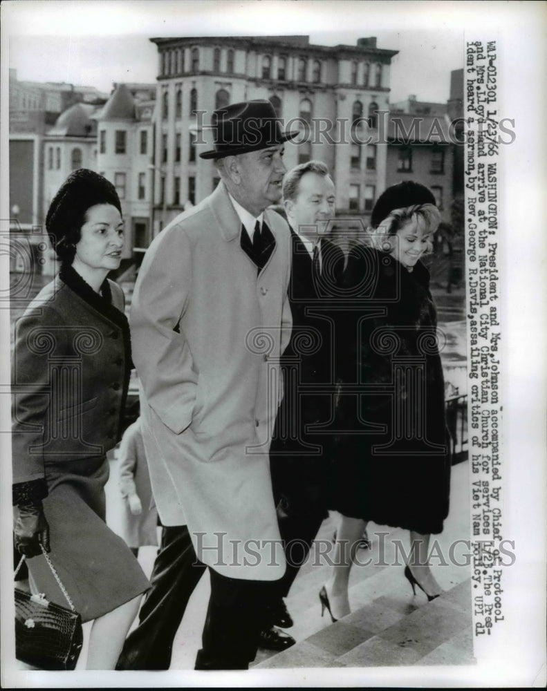 Load image into Gallery viewer, 1966 Press Photo Lyndon B. Johnson &amp; Lady Bird at National City Christian Church
