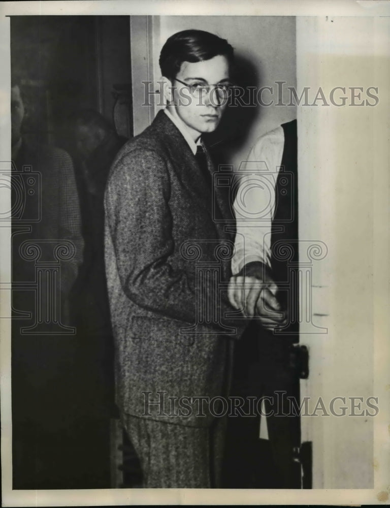 1945 Press Photo Malcolm McLeod being fingerprinted by Columbus police