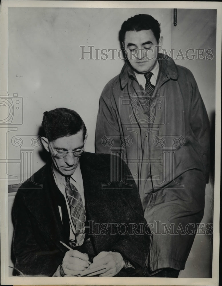 Load image into Gallery viewer, 1940 Press Photo Alex Noral and Oscar Fuss of the Workers Alliance - nef13535
