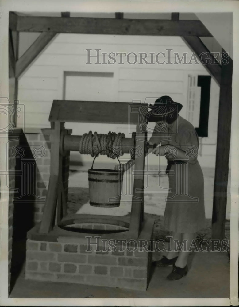 1939 Press Photo Examining the Water Well of William Penn on Pennsylvania