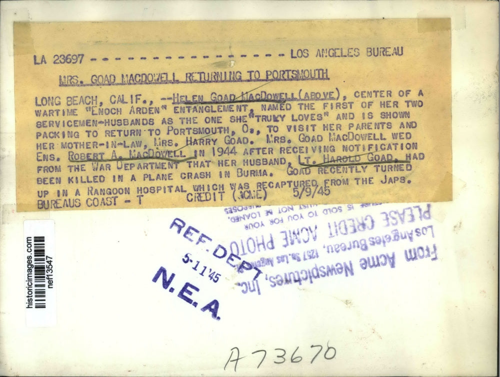 1945 Press Photo Helen Goud MacDowll packing to visit her parents at Portsmouth