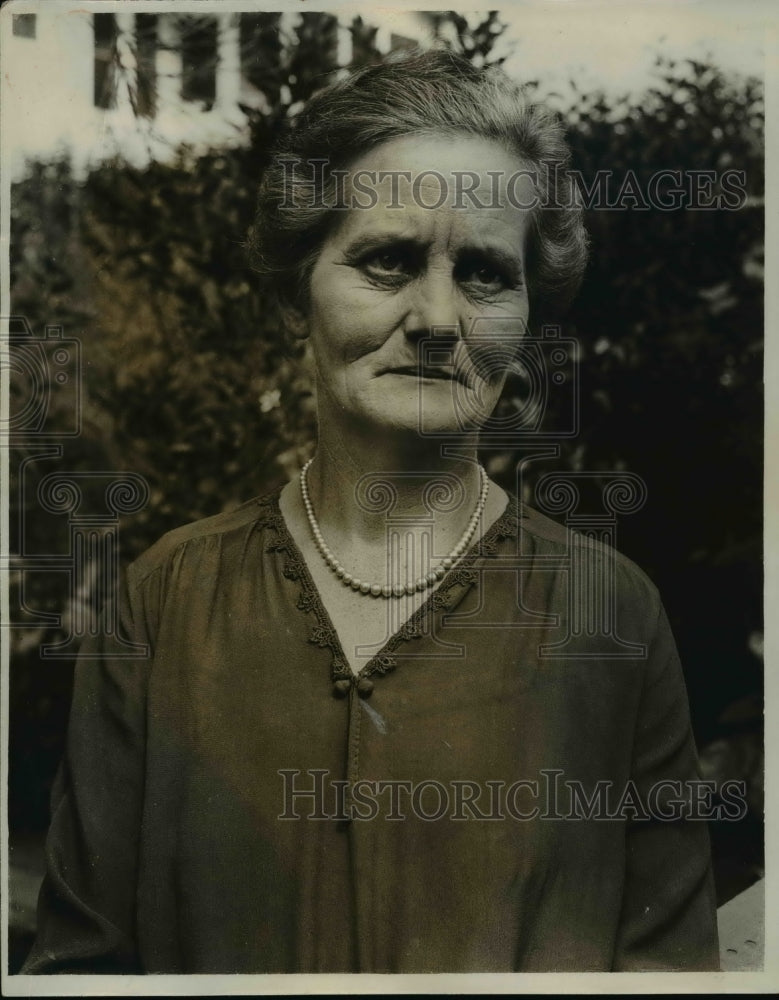 1928 Press Photo Political Herbert Hoover's Sister Mrs Leavitt Shown In Garden