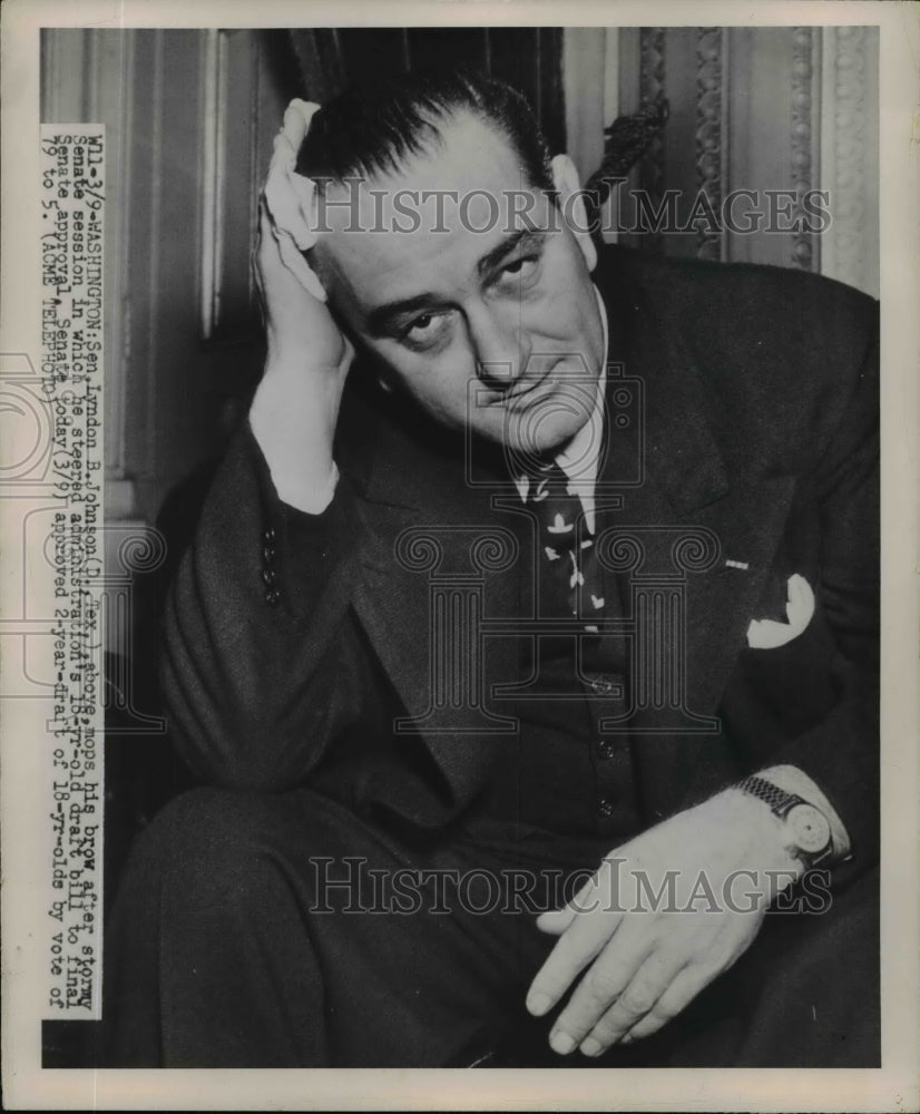 1951 Press Photo Lyndon B. Johnson Wiping Brow After U.S. Senate Session