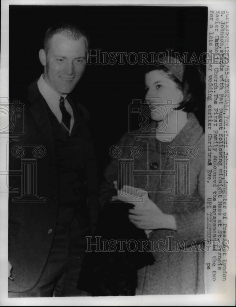 Load image into Gallery viewer, 1965 Press Photo Luci Baines Johnson &amp; Pat Nugent at Christmas Mass in Texas
