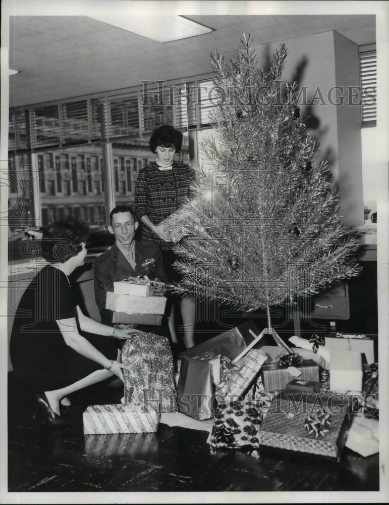 Load image into Gallery viewer, 1961 Press Photo Toys for Tots Program - nef13798
