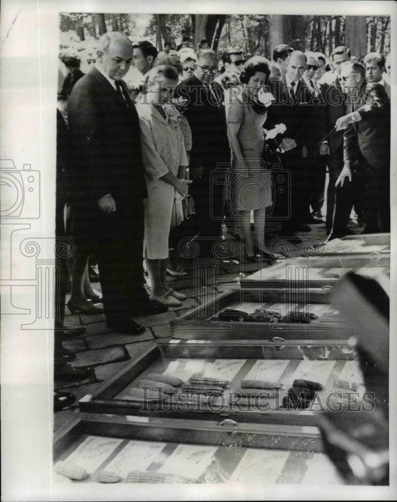 Load image into Gallery viewer, 1966 Press Photo Lady Bird Johnson, Dean Rusk at Mexico City Agricultural Center
