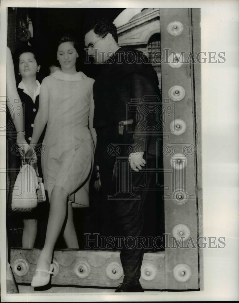Load image into Gallery viewer, 1966 Press Photo Lynda Bird Johnson &amp; Father Gonzalez Diaz at Spanish Monastery

