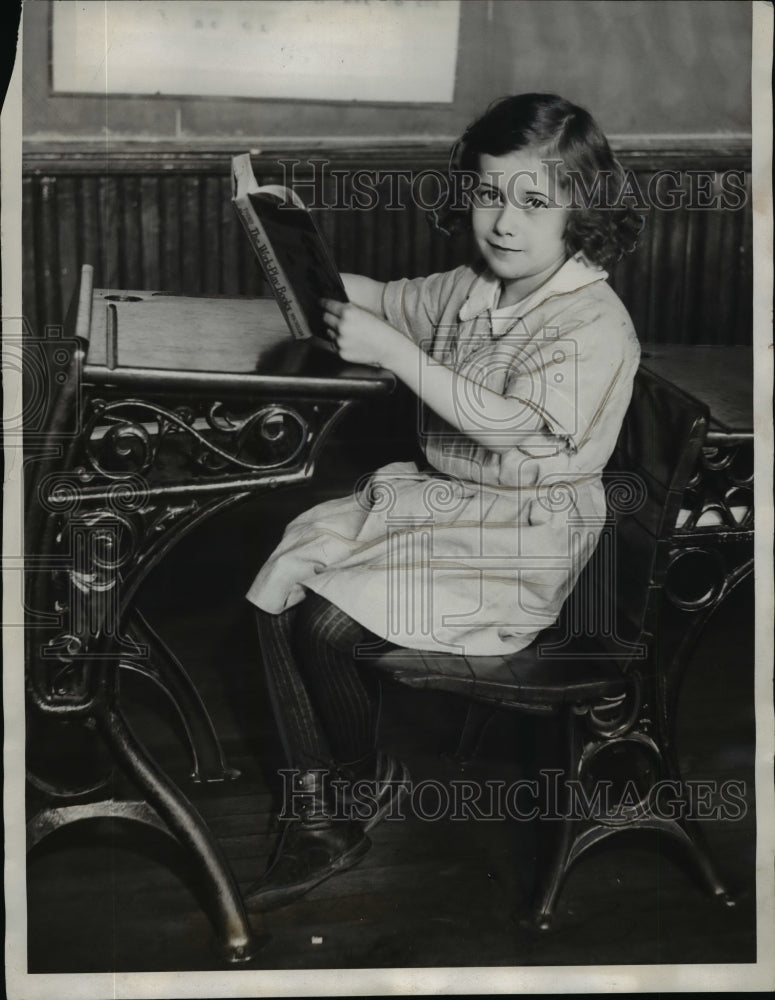 Load image into Gallery viewer, 1932 Press Photo Joanna Xenos, Child Prodigy at School, Chicago - nef13894
