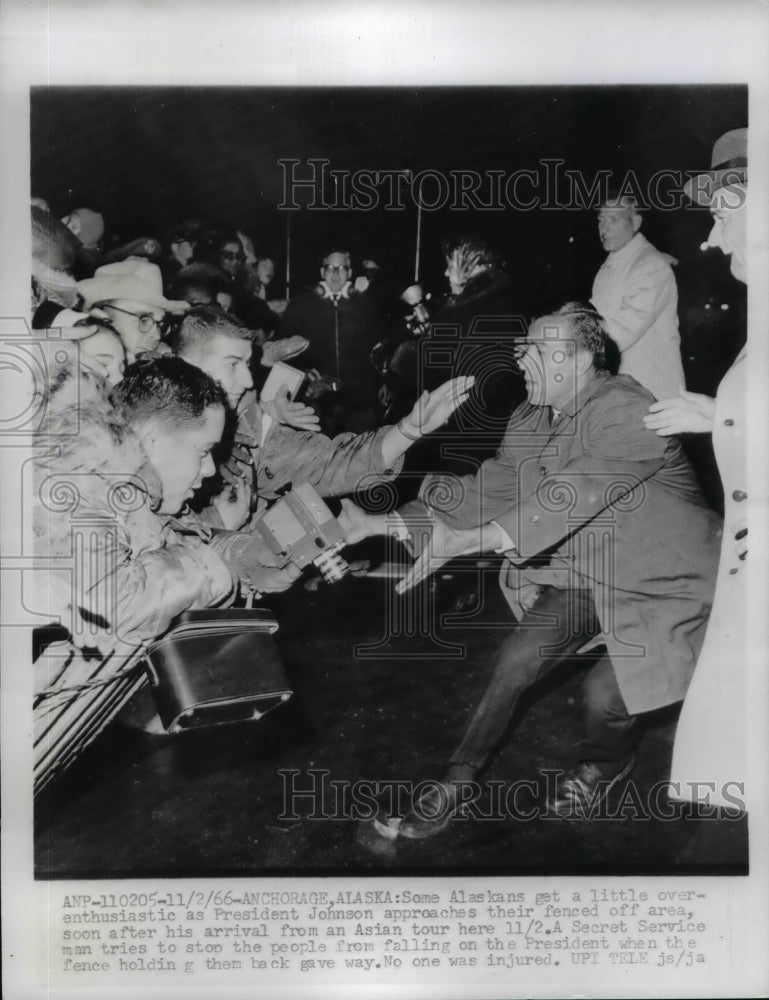 1966 Press Photo Alaskans gets excited as Pres.Lyndon Johnson approached them