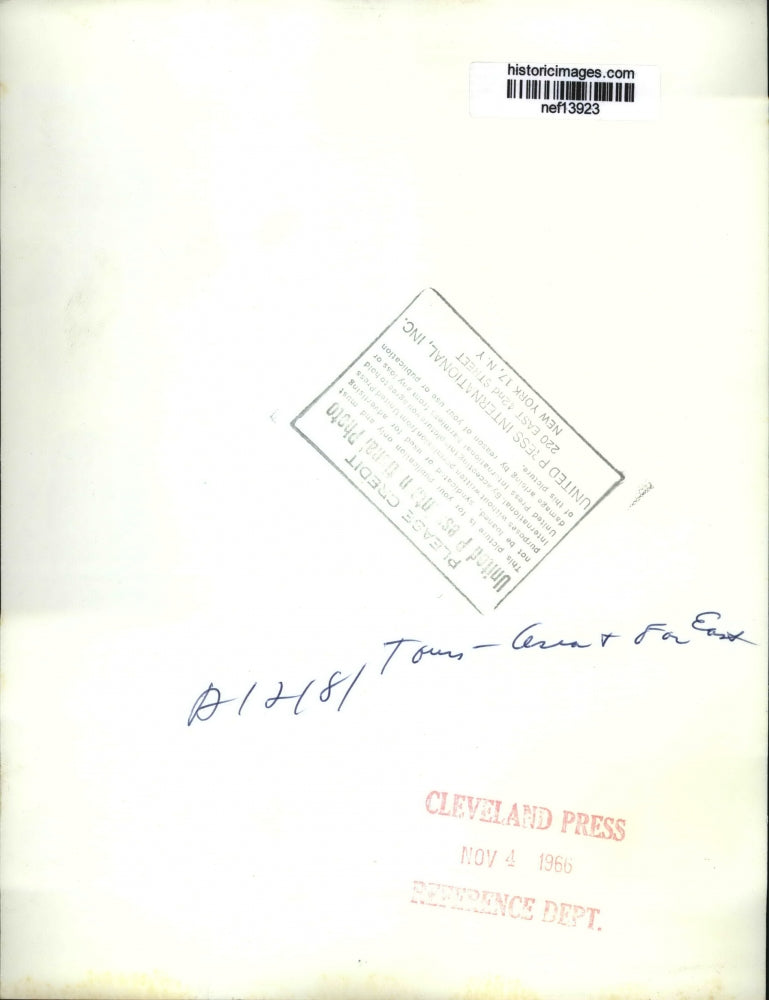 1966 Press Photo Alaskans gets excited as Pres.Lyndon Johnson approached them