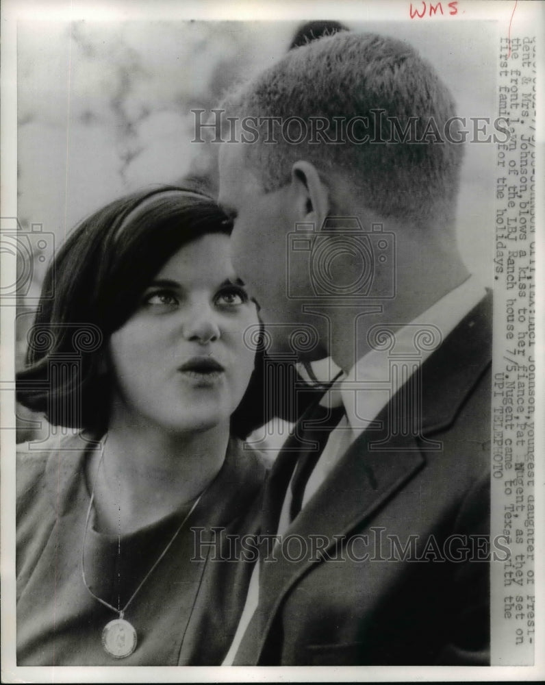 Load image into Gallery viewer, 1968 Press Photo Luci Johnson blows a kiss to her fiance Pat Nugent - nef13942
