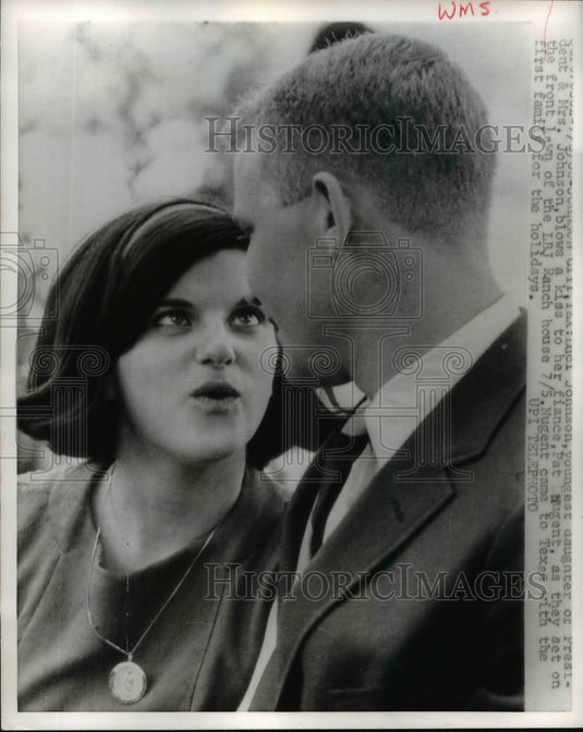 1968 Press Photo Luci Johnson blows a kiss to her fiance Pat Nugent - nef13942