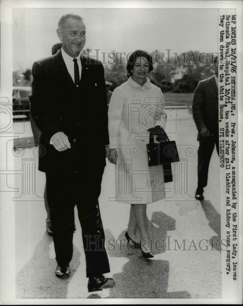 Load image into Gallery viewer, 1965 Press Photo Lyndon B. Johnson &amp; Lady Bird Leaving Bethesda Naval Hospital
