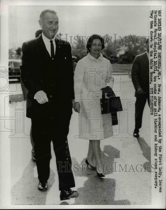 1965 Press Photo Lyndon B. Johnson & Lady Bird Leaving Bethesda Naval Hospital