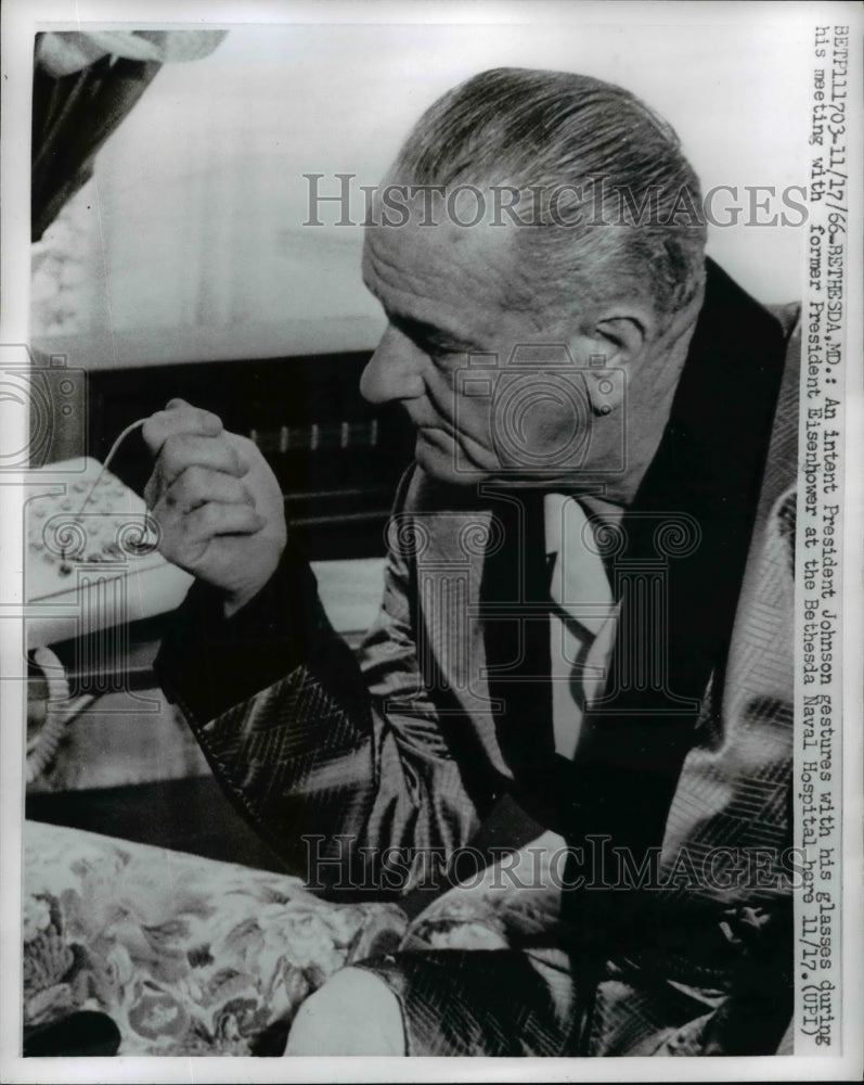 1966 Press Photo President Lyndon B. Johnson at Bethesda Naval Hospital