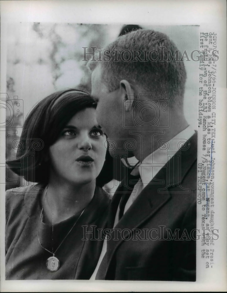 Load image into Gallery viewer, 1966 Press Photo Luci Baines Johnson &amp; Pat Nugent at LBJ Ranch, Texas
