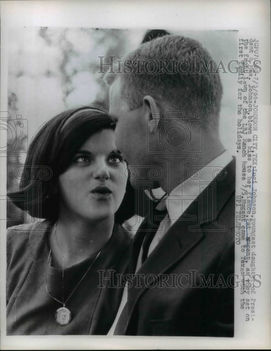 1966 Press Photo Luci Baines Johnson & Pat Nugent at LBJ Ranch, Texas