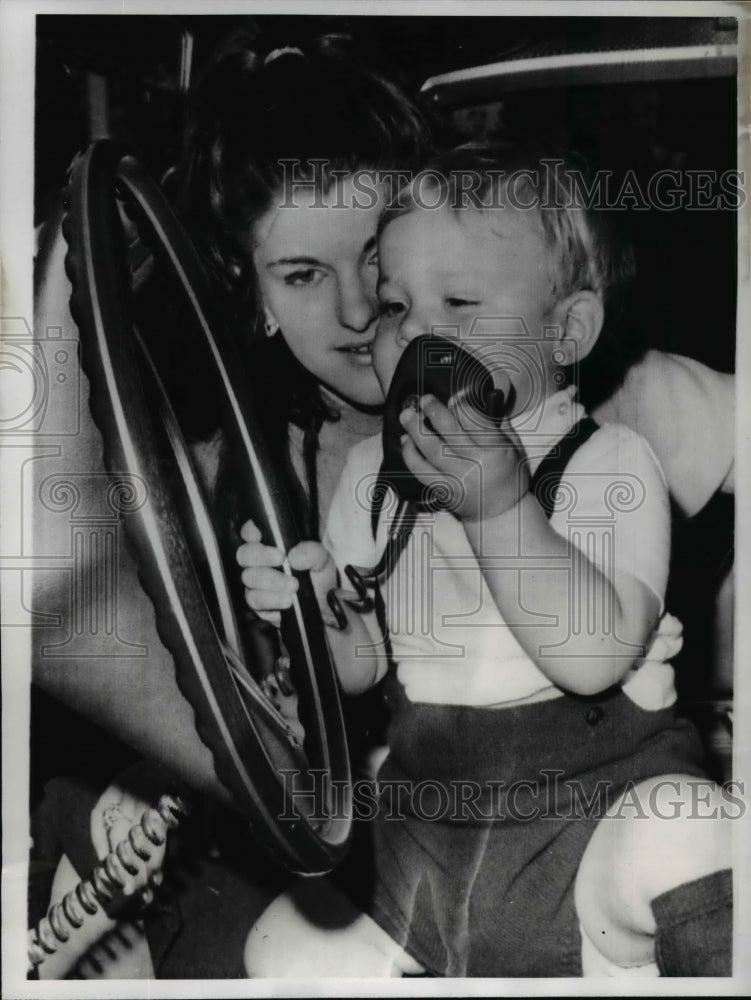 1968 Press Photo Luci Nugent watched her son Lynn play telephone unit- Historic Images