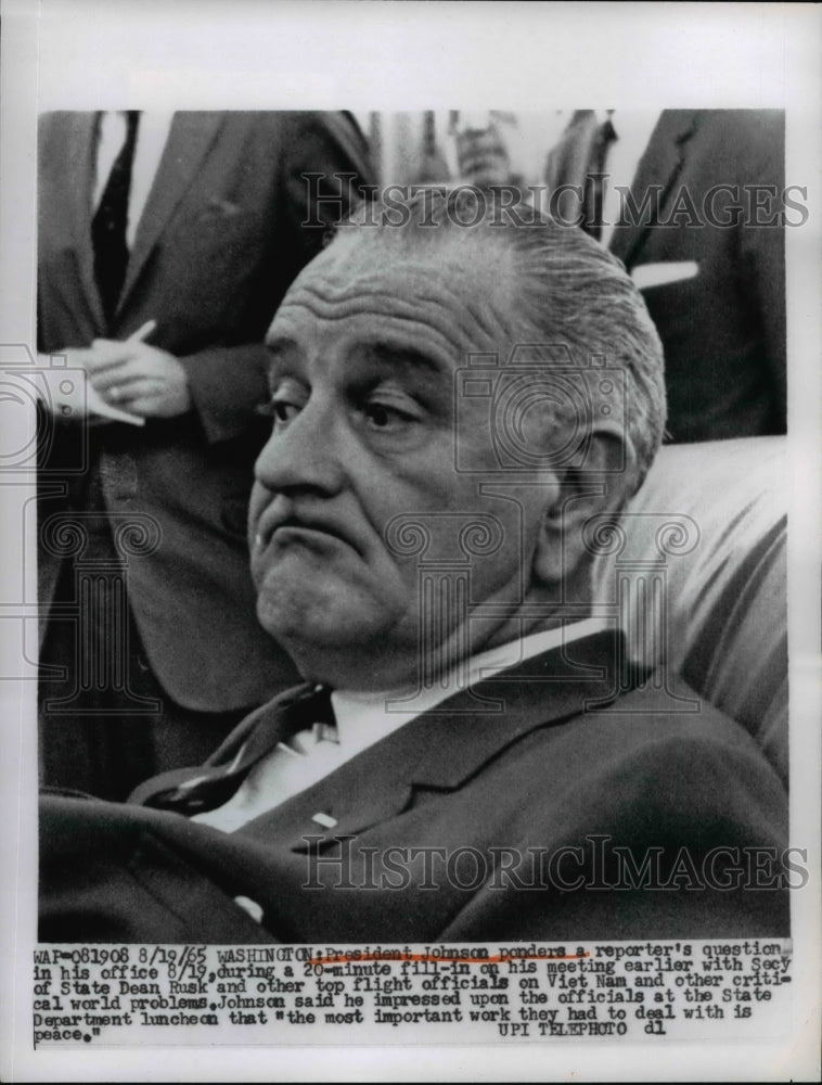 Load image into Gallery viewer, 1965 Press Photo President Lyndon B. Johnson in Fill-in White House Meeting
